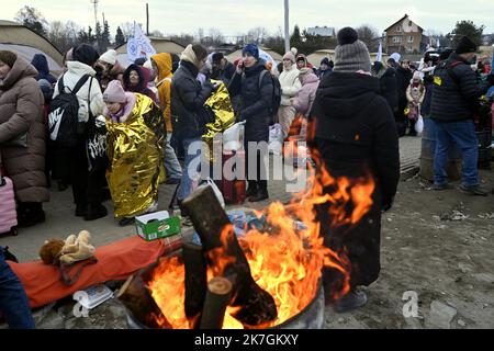 ©PHOTOPQR/L'EST REPUBLICAIN/ALEXANDRE MARCHI ; MEDIKA ; 07/03/2022 ; SOCIETE - GUERRE DE UKRAINE - RUSSLAND - UNION EUROPEENNE - FRONTIERE POLONAISE - REFUGIES UKRAINIENS - KRIEG - GRENZE - FLÜCHTLINGE. Medika (PL) 7. märz 2022. Des réfugiés ukrainiens arrivent au poste frontière de Medika en Pologne. La Pologne a déjà accueilli plus d'un million de personnes fuyant l'Invasion russe en Ukraine. Une guerre au porte de l'Europe. FOTO Alexandre MARCHI. - Massive Ankunft ukrainischer Flüchtlinge an der Grenze zwischen Polen und der Ukraine. Stockfoto