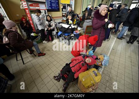 ©PHOTOPQR/L'EST REPUBLICAIN/ALEXANDRE MARCHI ; PRZEMYSL ; 07/03/2022 ; SOCIETE - GUERRE DE UKRAINE - RUSSLAND - UNION EUROPEENNE - FRONTIERE POLONAISE - REFUGIES UKRAINIENS - KRIEG - GRENZE - FLÜCHTLINGE. Przemysl (PL) 8 märz 2022. Une femme réfugiée ukrainienne et ses enfants dans le Hall de la gare ferroviaire de Przemysl en Pologne. La Pologne Aura accueilli, d'ici mercredi, plus de deux Millions de personnes fuyant l'Invasion russe en Ukraine. Une guerre au porte de l'Europe. FOTO Alexandre MARCHI. - Massive Ankunft ukrainischer Flüchtlinge an der Grenze zwischen Polen und der Ukraine. Stockfoto