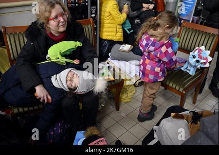 ©PHOTOPQR/L'EST REPUBLICAIN/ALEXANDRE MARCHI ; PRZEMYSL ; 07/03/2022 ; SOCIETE - GUERRE DE UKRAINE - RUSSLAND - UNION EUROPEENNE - FRONTIERE POLONAISE - REFUGIES UKRAINIENS - KRIEG - GRENZE - FLÜCHTLINGE. Przemysl (PL) 8 märz 2022. Une femme réfugiée ukrainienne et ses enfants dans le Hall de la gare ferroviaire de Przemysl en Pologne. La Pologne Aura accueilli, d'ici mercredi, plus de deux Millions de personnes fuyant l'Invasion russe en Ukraine. Une guerre au porte de l'Europe. FOTO Alexandre MARCHI. - Massive Ankunft ukrainischer Flüchtlinge an der Grenze zwischen Polen und der Ukraine. Stockfoto