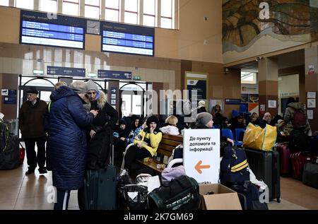 ©PHOTOPQR/OUEST FRANCE/Stéphane Geufroi ; Rzeszów ; 08/03/2022 ; des réfugiés ukrainiens attendent à la gare de Rzeszów . - Rzeszow, Polen, märz 8. 2022. Ukrainische Refugien warten im Bahnhof Stockfoto