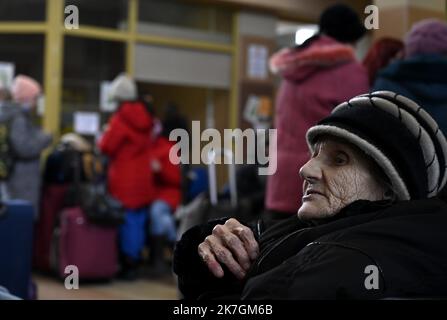 ©PHOTOPQR/OUEST FRANCE/Stéphane Geufroi ; Rzeszów ; 08/03/2022 ; des réfugiés ukrainiens attendent à la gare de Rzeszów . ICI , une femme chanton dans le brouhaha du Hall de gare. - Rzeszow, Polen, märz 8. 2022. Ukrainische Refugien warten im Bahnhof Stockfoto