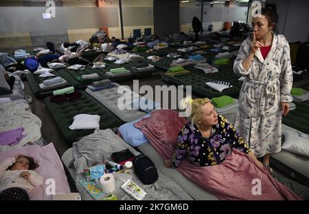 ©PHOTOPQR/OUEST FRANCE/Stéphane Geufroi ; Rzeszów ; 08/03/2022 ; des réfugiés ukrainiens sont pris en Charge dans un ancien Centre Commercial acheté par le docteur Mazur qui devait le Transformator en Centre de Recherche génétique . - Rzeszow, Polen, märz 8. 2022. Ukrainische Flüchtlinge in einem ehemaligen Einkaufszentrum Stockfoto