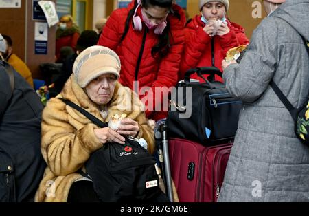 ©PHOTOPQR/OUEST FRANCE/Stéphane Geufroi ; Rzeszów ; 08/03/2022 ; des réfugiés ukrainiens attendent à la gare de Rzeszów . - Rzeszow, Polen, märz 8. 2022. Ukrainische Refugien warten im Bahnhof Stockfoto