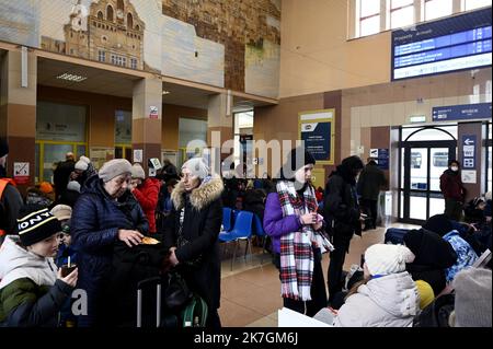 ©PHOTOPQR/OUEST FRANCE/Stéphane Geufroi ; Rzeszów ; 08/03/2022 ; des réfugiés ukrainiens attendent à la gare de Rzeszów . - Rzeszow, Polen, märz 8. 2022. Ukrainische Refugien warten im Bahnhof Stockfoto