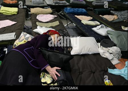 ©PHOTOPQR/OUEST FRANCE/Stéphane Geufroi ; Rzeszów ; 08/03/2022 ; des réfugiés ukrainiens sont pris en Charge dans un ancien Centre Commercial acheté par le docteur Mazur qui devait le Transformator en Centre de Recherche génétique . - Rzeszow, Polen, märz 8. 2022. Ukrainische Flüchtlinge in einem ehemaligen Einkaufszentrum Stockfoto