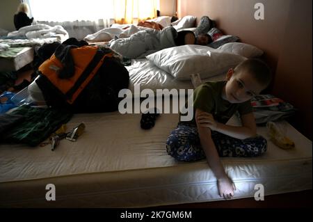 ©PHOTOPQR/OUEST FRANCE/Stéphane Geufroi ; Rzeszów ; 08/03/2022 ; des réfugiés Ukrainiens sont pris en Charge dans un Hôtel de Rzeszów . - Rzeszow, Polen, märz 8. 2022. Ukrainische Flüchtlinge in einem Hotel Stockfoto