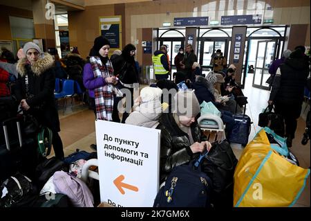 ©PHOTOPQR/OUEST FRANCE/Stéphane Geufroi ; Rzeszów ; 08/03/2022 ; des réfugiés ukrainiens attendent à la gare de Rzeszów . - Rzeszow, Polen, märz 8. 2022. Ukrainische Refugien warten im Bahnhof Stockfoto