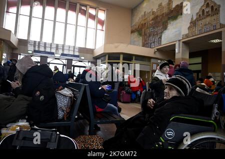 ©PHOTOPQR/OUEST FRANCE/Stéphane Geufroi ; Rzeszów ; 08/03/2022 ; des réfugiés ukrainiens attendent à la gare de Rzeszów . - Rzeszow, Polen, märz 8. 2022. Ukrainische Refugien warten im Bahnhof Stockfoto