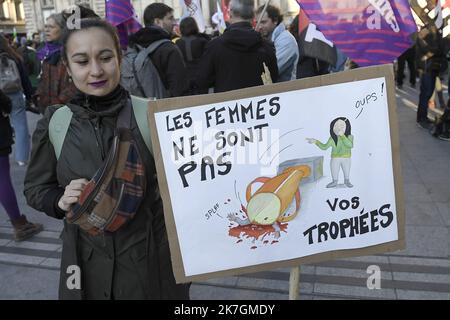 ©PHOTOPQR/LE PROGRES/Joël PHILIPPON - Lyon 08/03/2022 - Manif droits des femmes. Lyon 8 mars 2022 -à l’occasion de la journée internationale des droits des femmes, près de 3 500 personnes ont défilé sur la presqu’île de Lyon, ce mardi, pour réclamer plus d’égalité et de Justice sociale. Lyon 08/03/2022 - Demonstration der Frauenrechte. Lyon 8. März 2022 - Anlässlich des Internationalen Tages der Rechte der Frau marschierten am Dienstag fast 3.500 Menschen auf der Halbinsel Lyon, um mehr Gleichheit und soziale Gerechtigkeit zu fordern Stockfoto