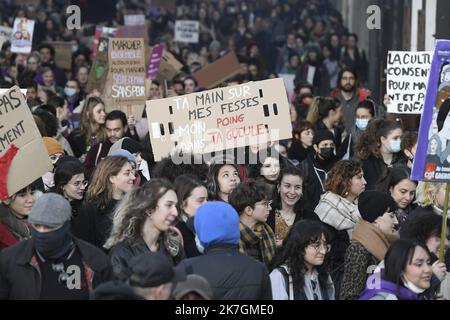 ©PHOTOPQR/LE PROGRES/Joël PHILIPPON - Lyon 08/03/2022 - Manif droits des femmes. Lyon 8 mars 2022 -à l’occasion de la journée internationale des droits des femmes, près de 3 500 personnes ont défilé sur la presqu’île de Lyon, ce mardi, pour réclamer plus d’égalité et de Justice sociale. Lyon 08/03/2022 - Demonstration der Frauenrechte. Lyon 8. März 2022 - Anlässlich des Internationalen Tages der Rechte der Frau marschierten am Dienstag fast 3.500 Menschen auf der Halbinsel Lyon, um mehr Gleichheit und soziale Gerechtigkeit zu fordern Stockfoto