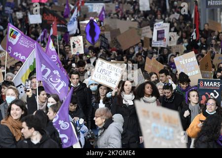 ©PHOTOPQR/LE PROGRES/Joël PHILIPPON - Lyon 08/03/2022 - Manif droits des femmes. Lyon 8 mars 2022 -à l’occasion de la journée internationale des droits des femmes, près de 3 500 personnes ont défilé sur la presqu’île de Lyon, ce mardi, pour réclamer plus d’égalité et de Justice sociale. Lyon 08/03/2022 - Demonstration der Frauenrechte. Lyon 8. März 2022 - Anlässlich des Internationalen Tages der Rechte der Frau marschierten am Dienstag fast 3.500 Menschen auf der Halbinsel Lyon, um mehr Gleichheit und soziale Gerechtigkeit zu fordern Stockfoto