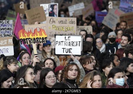 ©PHOTOPQR/LE PROGRES/Joël PHILIPPON - Lyon 08/03/2022 - Manif droits des femmes. Lyon 8 mars 2022 -à l’occasion de la journée internationale des droits des femmes, près de 3 500 personnes ont défilé sur la presqu’île de Lyon, ce mardi, pour réclamer plus d’égalité et de Justice sociale. Lyon 08/03/2022 - Demonstration der Frauenrechte. Lyon 8. März 2022 - Anlässlich des Internationalen Tages der Rechte der Frau marschierten am Dienstag fast 3.500 Menschen auf der Halbinsel Lyon, um mehr Gleichheit und soziale Gerechtigkeit zu fordern Stockfoto