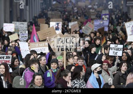 ©PHOTOPQR/LE PROGRES/Joël PHILIPPON - Lyon 08/03/2022 - Manif droits des femmes. Lyon 8 mars 2022 -à l’occasion de la journée internationale des droits des femmes, près de 3 500 personnes ont défilé sur la presqu’île de Lyon, ce mardi, pour réclamer plus d’égalité et de Justice sociale. Lyon 08/03/2022 - Demonstration der Frauenrechte. Lyon 8. März 2022 - Anlässlich des Internationalen Tages der Rechte der Frau marschierten am Dienstag fast 3.500 Menschen auf der Halbinsel Lyon, um mehr Gleichheit und soziale Gerechtigkeit zu fordern Stockfoto