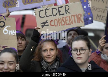 ©PHOTOPQR/LE PROGRES/Joël PHILIPPON - Lyon 08/03/2022 - Manif droits des femmes. Lyon 8 mars 2022 -à l’occasion de la journée internationale des droits des femmes, près de 3 500 personnes ont défilé sur la presqu’île de Lyon, ce mardi, pour réclamer plus d’égalité et de Justice sociale. Lyon 08/03/2022 - Demonstration der Frauenrechte. Lyon 8. März 2022 - Anlässlich des Internationalen Tages der Rechte der Frau marschierten am Dienstag fast 3.500 Menschen auf der Halbinsel Lyon, um mehr Gleichheit und soziale Gerechtigkeit zu fordern Stockfoto