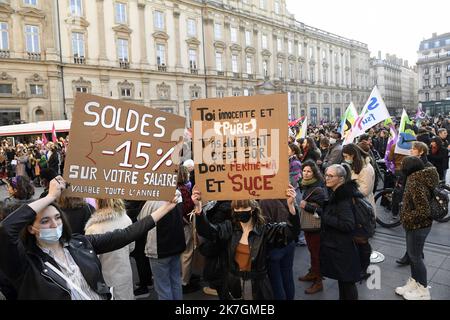 ©PHOTOPQR/LE PROGRES/Joël PHILIPPON - Lyon 08/03/2022 - Manif droits des femmes. Lyon 8 mars 2022 -à l’occasion de la journée internationale des droits des femmes, près de 3 500 personnes ont défilé sur la presqu’île de Lyon, ce mardi, pour réclamer plus d’égalité et de Justice sociale. Lyon 08/03/2022 - Demonstration der Frauenrechte. Lyon 8. März 2022 - Anlässlich des Internationalen Tages der Rechte der Frau marschierten am Dienstag fast 3.500 Menschen auf der Halbinsel Lyon, um mehr Gleichheit und soziale Gerechtigkeit zu fordern Stockfoto