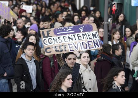 ©PHOTOPQR/LE PROGRES/Joël PHILIPPON - Lyon 08/03/2022 - Manif droits des femmes. Lyon 8 mars 2022 -à l’occasion de la journée internationale des droits des femmes, près de 3 500 personnes ont défilé sur la presqu’île de Lyon, ce mardi, pour réclamer plus d’égalité et de Justice sociale. Lyon 08/03/2022 - Demonstration der Frauenrechte. Lyon 8. März 2022 - Anlässlich des Internationalen Tages der Rechte der Frau marschierten am Dienstag fast 3.500 Menschen auf der Halbinsel Lyon, um mehr Gleichheit und soziale Gerechtigkeit zu fordern Stockfoto