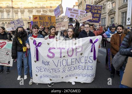 ©PHOTOPQR/LE PROGRES/Joël PHILIPPON - Lyon 08/03/2022 - Manif droits des femmes. Lyon 8 mars 2022 -à l’occasion de la journée internationale des droits des femmes, près de 3 500 personnes ont défilé sur la presqu’île de Lyon, ce mardi, pour réclamer plus d’égalité et de Justice sociale. Lyon 08/03/2022 - Demonstration der Frauenrechte. Lyon 8. März 2022 - Anlässlich des Internationalen Tages der Rechte der Frau marschierten am Dienstag fast 3.500 Menschen auf der Halbinsel Lyon, um mehr Gleichheit und soziale Gerechtigkeit zu fordern Stockfoto