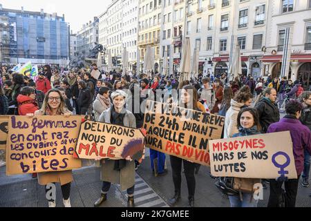 ©PHOTOPQR/LE PROGRES/Joël PHILIPPON - Lyon 08/03/2022 - Manif droits des femmes. Lyon 8 mars 2022 -à l’occasion de la journée internationale des droits des femmes, près de 3 500 personnes ont défilé sur la presqu’île de Lyon, ce mardi, pour réclamer plus d’égalité et de Justice sociale. Lyon 08/03/2022 - Demonstration der Frauenrechte. Lyon 8. März 2022 - Anlässlich des Internationalen Tages der Rechte der Frau marschierten am Dienstag fast 3.500 Menschen auf der Halbinsel Lyon, um mehr Gleichheit und soziale Gerechtigkeit zu fordern Stockfoto