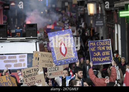 ©PHOTOPQR/LE PROGRES/Joël PHILIPPON - Lyon 08/03/2022 - Manif droits des femmes. Lyon 8 mars 2022 -à l’occasion de la journée internationale des droits des femmes, près de 3 500 personnes ont défilé sur la presqu’île de Lyon, ce mardi, pour réclamer plus d’égalité et de Justice sociale. Lyon 08/03/2022 - Demonstration der Frauenrechte. Lyon 8. März 2022 - Anlässlich des Internationalen Tages der Rechte der Frau marschierten am Dienstag fast 3.500 Menschen auf der Halbinsel Lyon, um mehr Gleichheit und soziale Gerechtigkeit zu fordern Stockfoto