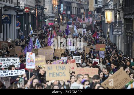 ©PHOTOPQR/LE PROGRES/Joël PHILIPPON - Lyon 08/03/2022 - Manif droits des femmes. Lyon 8 mars 2022 -à l’occasion de la journée internationale des droits des femmes, près de 3 500 personnes ont défilé sur la presqu’île de Lyon, ce mardi, pour réclamer plus d’égalité et de Justice sociale. Lyon 08/03/2022 - Demonstration der Frauenrechte. Lyon 8. März 2022 - Anlässlich des Internationalen Tages der Rechte der Frau marschierten am Dienstag fast 3.500 Menschen auf der Halbinsel Lyon, um mehr Gleichheit und soziale Gerechtigkeit zu fordern Stockfoto