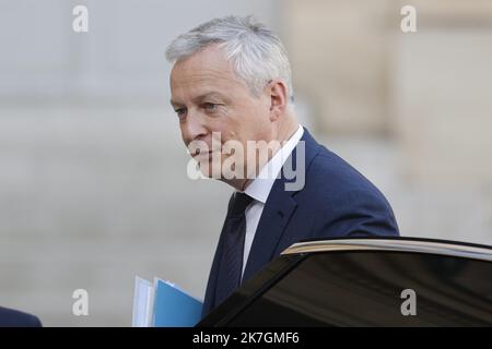 ©Sebastien Muylaert/MAXPPP - Paris 09/03/2022 der französische Wirtschafts- und Finanzminister Bruno Le Maire kommt zu einem Arbeitsessen mit dem französischen Präsidenten und dem niederländischen Premierminister über die russische Invasion in der Ukraine im Präsidentenpalast von Elysee in Paris. 09.03.2022 Stockfoto