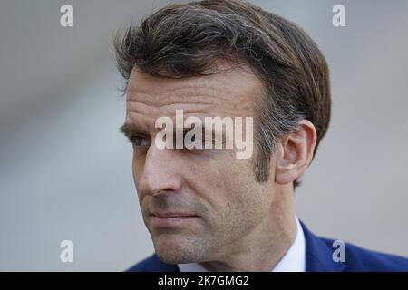 ©/MAXPPP - Paris 09/03/2022 Frankreichs Präsident Emmanuel Macron spricht vor einem Arbeitsessen mit dem niederländischen Ministerpräsidenten über die russische Invasion in der Ukraine im Präsidentenpalast von Elysee in Paris vor den Medien. 09.03.2022 Stockfoto