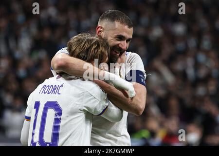 ©PHOTOPQR/LE PARISIEN/Fred Dugit ; Madrid ; 09/03/2022 ; Sports Stade Santiago-Bernabéu Madrid (Espagne), le 9 mars 2022 8e de finale retour de ligue des Champions Real Madrid-PSG Victoire 3-1 des madrilènes Face aux parisiens Photo LP / Fred Dugit Karim Benzema / joie / célébr Santiago-Bernabéu Stadium Madrid (Spanien), 9. März 2022. Real Madrid-PSG Champions League-Runde mit 16 Sekunden. 3-1 Sieg für Madrid gegen Paris Stockfoto
