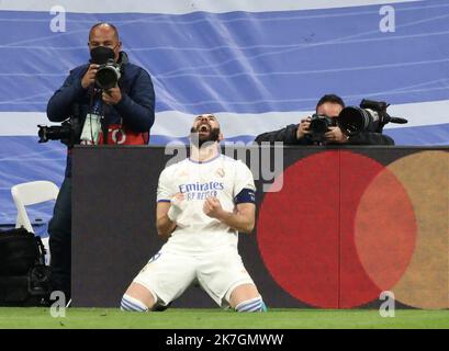 ©PHOTOPQR/LE PARISIEN/Fred Dugit ; Madrid ; 09/03/2022 ; Sports Stade Santiago-Bernabéu Madrid (Espagne), le 9 mars 2022 8e de finale retour de ligue des Champions Real Madrid-PSG Victoire 3-1 des madrilènes Face aux parisiens Photo LP / Fred Dugit Karim Benzema / joie / célébr Santiago-Bernabéu Stadium Madrid (Spanien), 9. März 2022. Real Madrid-PSG Champions League-Runde mit 16 Sekunden. 3-1 Sieg für Madrid gegen Paris Stockfoto