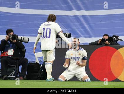 ©PHOTOPQR/LE PARISIEN/Fred Dugit ; Madrid ; 09/03/2022 ; Sports Stade Santiago-Bernabéu Madrid (Espagne), le 9 mars 2022 8e de finale retour de ligue des Champions Real Madrid-PSG Victoire 3-1 des madrilènes Face aux parisiens Photo LP / Fred Dugit Karim Benzema / joie / célébr Santiago-Bernabéu Stadium Madrid (Spanien), 9. März 2022. Real Madrid-PSG Champions League-Runde mit 16 Sekunden. 3-1 Sieg für Madrid gegen Paris Stockfoto