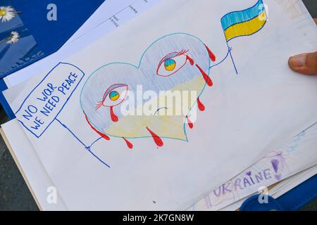 ©PHOTOPQR/OUEST FRANKREICH/Franck Dubray ; Denée ; 11/03/2022 ; Pour fuir la guerre en Ukraine , 46 réfugiés ukrainiens originaires de Lviv sont arrivés à Dénée ( 49) après deux jours de voyage par car . Es gibt ein eigenes Badezimmer mit einer Familie. (Foto Franck Dubray) - Denee, Frankreich, märz 11. 2022 Ankunft ukrainischer Flüchtlinge in Denee Stockfoto