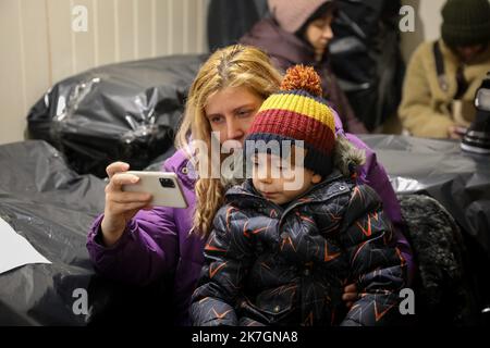 ©PHOTOPQR/VOIX DU Nord/Thierry Thorel ; 12/03/2022 ; Lviv - le 12 mars 2022 - 5h30 du matin , nous sommes eveille par les sirenes d'avertissement anti-bombardement et la bienveillance des habitants Ukrainiens pour nous mettre a l'abris dans la Cave de l'immeuble ou nous logeons , Nous y avons passe 2h avec   autres personnes dans une pices faisant environon 12 m2 - Foto : Thierry Thorel / La Voix du Nord Lviv (Ukraine) - 12. März 2022 - 5:30 Uhr wurden wir von den Anti-Bombenwarnsirenen und der Freundlichkeit der ukrainischen Einwohner geweckt, uns im Keller des Gebäudes zu schützen Stockfoto