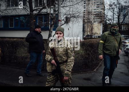 ©Adrien Vautier / Le Pictorium/MAXPPP - Kiew 02/03/2022 Adrien Vautier / Le Pictorium - 2/3/2022 - Ukraine / Kiew - Maria 30 ans, s'est engagee dans la Defense territoriale le 22 fevrier 2022, soit deux jours avant l'Invasion Russe. Avant elle travaillait dans une maison d'Edition. / 2/3/2022 - Ukraine / Kiew - Maria, 30 Jahre alt, trat am 22. Februar 2022, zwei Tage vor der russischen Invasion, der Gebietsverteidigung bei. Zuvor arbeitete sie in einem Verlag. Stockfoto