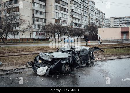 ©Adrien Vautier / Le Pictorium/MAXPPP - Kiew 03/03/2022 Adrien Vautier / Le Pictorium - 3/3/2022 - Ukraine / Kiew - Les restes d'une voiture ecrasee par un Tank russe dans le nord de Kiev. / 3/3/2022 - Ukraine / Kiew - die Überreste eines Autos, das von einem russischen Panzer im Norden Kiews zerschlagen wurde. Stockfoto