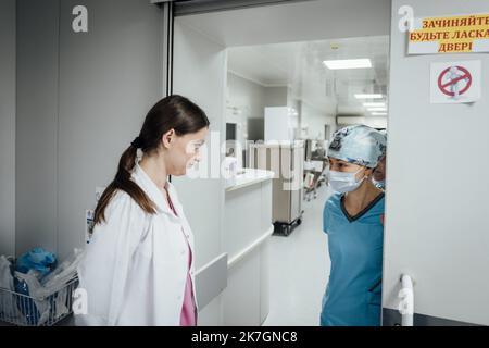 ©Adrien Vautier / Le Pictorium/MAXPPP - Kiew 03/03/2022 Adrien Vautier / Le Pictorium - 3/3/2022 - Ukraine / Kiew - Aleksandra Telehuzova, 25 ans, est cardiologue dans une clinique de Kiev. Elle a Etudie a Harvard et a choisi de rester malgre la guerre pour contribuer a l'effort de guerre. / 3/3/2022 - Ukraine / Kiew - Aleksandra Telehuzova, 25, ist Kardiologin in einer Klinik in Kiew. Sie studierte in Harvard und entschied sich, trotz des Krieges zu bleiben, um zu den Kriegsanstrengungen beizutragen. Stockfoto