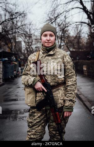 ©Adrien Vautier / Le Pictorium/MAXPPP - Kiew 02/03/2022 Adrien Vautier / Le Pictorium - 2/3/2022 - Ukraine / Kiew - Maria 30 ans, s'est engagee dans la Defense territoriale le 22 fevrier 2022, soit deux jours avant l'Invasion Russe. Avant elle travaillait dans une maison d'Edition. / 2/3/2022 - Ukraine / Kiew - Maria, 30 Jahre alt, trat am 22. Februar 2022, zwei Tage vor der russischen Invasion, der Gebietsverteidigung bei. Zuvor arbeitete sie in einem Verlag. Stockfoto