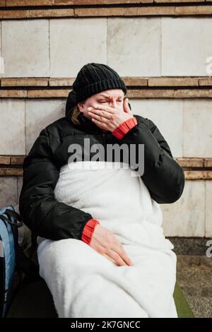 ©Adrien Vautier / Le Pictorium/MAXPPP - Kiew 01/03/2022 Adrien Vautier / Le Pictorium - 1/3/2022 - Ukraine / Kiew - Kiew le 1er mars. Une femme refugie dans le Metro fond en larme en evoquant la guerre en Ukraine. / 1/3/2022 - Ukraine / Kiew - Kiew am 1.. März. Eine Frau, die sich in der U-Bahn flüchtet, bricht in Tränen aus, während sie über den Krieg in der Ukraine spricht. Stockfoto