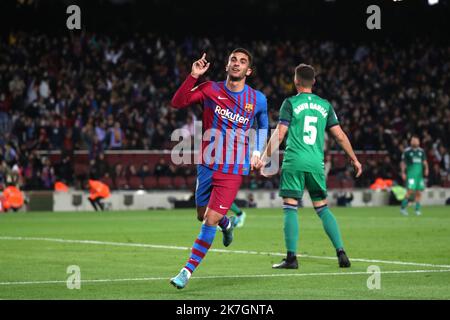 ©Manuel Blondau/AOP Press/MAXPPP - Ferran Torres vom FC Barcelona feiert am 13. März 2022 im Camp Nou in Barcelona, Spanien, ein Tor während des Fußballspiels der Liga zwischen dem FC Barcelona und CA Osasuna. Stockfoto