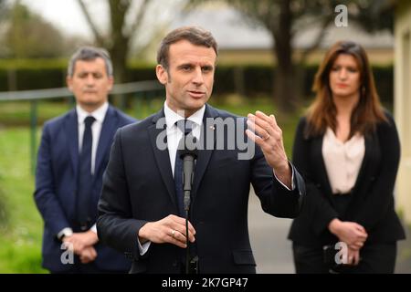 â©PHOTOPQR/LE COURRIER DE L'OUEST/Josselin Clair ; ; 15/03/2022 ; La Pommeraye, 15/03/2022, Visite du President de la republique Emmanuel Macron au Cfa de la pommeraye, il est venu renconter des refuggies ukrainiens. Depuis le vendreid 11 mars, 63 Refugies ukrainiens (dont 19 mineurs) ont trouve refuge dans ce Cfa - La Pommeraye, Frankreich, märz 15. 2022. Der französische Präsident Emmanuel Macron trifft ukrainische Flüchtlinge. Stockfoto