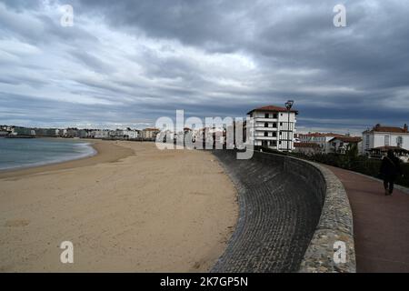Richard Villalon/BELPRESS/MAXPPP - Deich am großen Strand von Saint-Jean-de-Luz | Digue longeant la grande Plage de Saint-Jean-de-Luz 09/03/2022 - Ein Wind aus der Sahara brachte am Dienstag, dem 15. März, Sandstaub in viele Regionen Frankreichs. Stockfoto