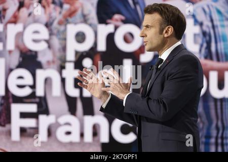 ©PHOTOPQR/LE PARISIEN/olivier corsan ; Aubervilliers ; 17/03/2022 ; Aubervilliers, Frankreich, le 17 mars 2022. Emmanuel Macron, Président de la République, candidat à sa succession pour l'élection présidentielle de 2022, a tenu une conférence de Presse poir présenter son Program. MAG2022 Stockfoto