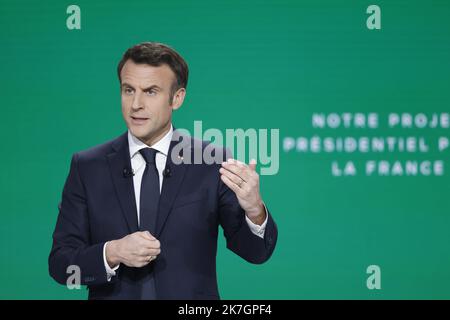 ©PHOTOPQR/LE PARISIEN/olivier corsan ; Aubervilliers ; 17/03/2022 ; Aubervilliers, Frankreich, le 17 mars 2022. Emmanuel Macron, Président de la République, candidat à sa succession pour l'élection présidentielle de 2022, a tenu une conférence de Presse poir présenter son Program. MAG2022 Stockfoto