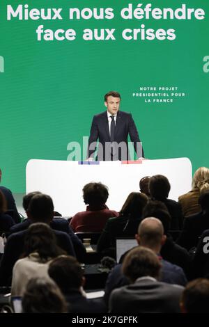 ©PHOTOPQR/LE PARISIEN/olivier corsan ; Aubervilliers ; 17/03/2022 ; Aubervilliers, Frankreich, le 17 mars 2022. Emmanuel Macron, Président de la République, candidat à sa succession pour l'élection présidentielle de 2022, a tenu une conférence de Presse poir présenter son Program. MAG2022 Stockfoto