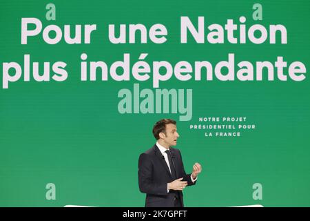 ©PHOTOPQR/LE PARISIEN/olivier corsan ; Aubervilliers ; 17/03/2022 ; Aubervilliers, Frankreich, le 17 mars 2022. Emmanuel Macron, Président de la République, candidat à sa succession pour l'élection présidentielle de 2022, a tenu une conférence de Presse poir présenter son Program. MAG2022 Stockfoto