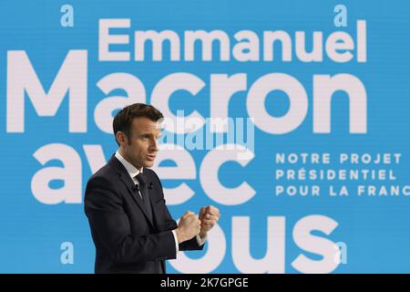 ©PHOTOPQR/LE PARISIEN/olivier corsan ; Aubervilliers ; 17/03/2022 ; Aubervilliers, Frankreich, le 17 mars 2022. Emmanuel Macron, Président de la République, candidat à sa succession pour l'élection présidentielle de 2022, a tenu une conférence de Presse pour présenter son Program. MAG2022 - Leicester Fans in den Straßen von Rennes vor dem Spiel Stockfoto