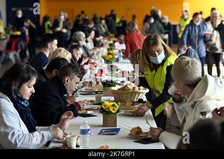 ©PHOTOPQR/L'EST REPUBLICAIN/ALEXANDRE MARCHI ; NANCY ; 19/03/2022 ; GUERRE EN UKRAINE - UNION EUROPEENNE - EXODE DES REFUGIES UKRAINIENS - ACCUEIL EN FRANKREICH - KRIEG - FLÜCHTLINGE. Nancy, 19. märz 2022. Des repas pour les réfugiés, dans la grande salle de Gentilly, après l'arrivée d'un Bus avec 100 réfugiés de guerre ukrainiens, prinicpalement des femmes avec des enftans, ayant transités par Lublin (Pologne) avant d'arriver à Nancy. FOTO Alexandre MARCHI. - Frankreich 19. März 2022 Gentilly - Ankunft eines Busses mit 100 ukrainischen Kriegsflüchtlingen Stockfoto