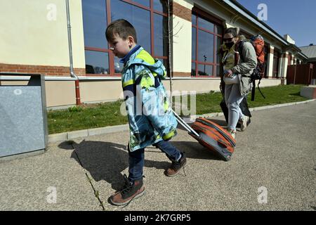 ©PHOTOPQR/L'EST REPUBLICAIN/ALEXANDRE MARCHI ; NANCY ; 19/03/2022 ; GUERRE EN UKRAINE - UNION EUROPEENNE - EXODE DES REFUGIES UKRAINIENS - ACCUEIL EN FRANKREICH - KRIEG - FLÜCHTLINGE - FEMME - ENFANT. Nancy, 19. märz 2022. Arrivée d'un Bus avec 100 réfugiés de guerre ukrainiens ayant transités par Lublin (Pologne) avant d'arriver à Nancy. FOTO Alexandre MARCHI. - Frankreich 19. März 2022 Gentilly - Ankunft eines Busses mit 100 ukrainischen Kriegsflüchtlingen Stockfoto