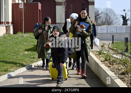 ©PHOTOPQR/L'EST REPUBLICAIN/ALEXANDRE MARCHI ; NANCY ; 19/03/2022 ; GUERRE EN UKRAINE - UNION EUROPEENNE - EXODE DES REFUGIES UKRAINIENS - ACCUEIL EN FRANKREICH - KRIEG - FLÜCHTLINGE. Nancy, 19. märz 2022. Arrivée d'un Bus avec 100 réfugiés de guerre ukrainiens, prinicpalement des femmes avec des enftans, ayant transités par Lublin (Pologne) avant d'arriver à Nancy. FOTO Alexandre MARCHI. - Frankreich 19. März 2022 Gentilly - Ankunft eines Busses mit 100 ukrainischen Kriegsflüchtlingen Stockfoto