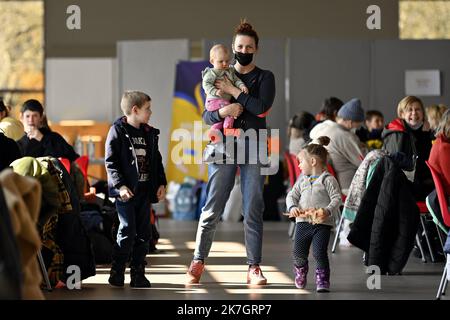 ©PHOTOPQR/L'EST REPUBLICAIN/ALEXANDRE MARCHI ; NANCY ; 19/03/2022 ; GUERRE EN UKRAINE - UNION EUROPEENNE - EXODE DES REFUGIES UKRAINIENS - ACCUEIL EN FRANKREICH - KRIEG - FLÜCHTLINGE. Nancy, 19. märz 2022. Une femme avec son enfant dans les bras, dans la grande salle de Gentilly, après l'arrivée d'un Bus avec 100 réfugiés de guerre ukrainiens, prinicpalement des femmes avec des enftans, ayant transités par Lublin (Pologne) avant d'arriver à Nancy. FOTO Alexandre MARCHI. - Frankreich 19. März 2022 Gentilly - Ankunft eines Busses mit 100 ukrainischen Kriegsflüchtlingen Stockfoto