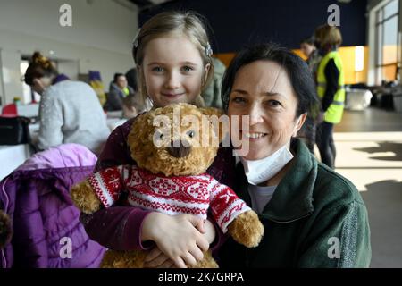 ©PHOTOPQR/L'EST REPUBLICAIN/ALEXANDRE MARCHI ; NANCY ; 19/03/2022 ; GUERRE EN UKRAINE - UNION EUROPEENNE - EXODE DES REFUGIES UKRAINIENS - ACCUEIL EN FRANKREICH - KRIEG - FLÜCHTLINGE. Nancy, 19. märz 2022. Maria avec sa petite-fille, dans la grande salle de Gentilly, après l'arrivée d'un Bus avec 100 réfugiés de guerre ukrainiens, prinicpalement des femmes avec des enftans, ayant transités par Lublin (Pologne) avant d'arriver à Nancy. FOTO Alexandre MARCHI. - Frankreich 19. März 2022 Gentilly - Ankunft eines Busses mit 100 ukrainischen Kriegsflüchtlingen Stockfoto