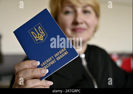 ©PHOTOPQR/L'EST REPUBLICAIN/ALEXANDRE MARCHI ; NANCY ; 19/03/2022 ; GUERRE EN UKRAINE - UNION EUROPEENNE - EXODE DES REFUGIES UKRAINIENS - ACCUEIL EN FRANKREICH - KRIEG - FLÜCHTLINGE. Nancy, 19. märz 2022. Une ukrainienne tient son passeport dans sa main après l'arrivée d'un Bus avec 100 réfugiés de guerre ukrainiens, prinicpalement des femmes avec des enftans, ayant transités par Lublin (Pologne) avant d'arriver à Nancy. FOTO Alexandre MARCHI. - Frankreich 19. März 2022 Gentilly - Ankunft eines Busses mit 100 ukrainischen Kriegsflüchtlingen Stockfoto